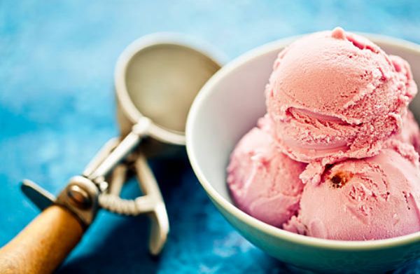 beneficios del helado de fresa artesano